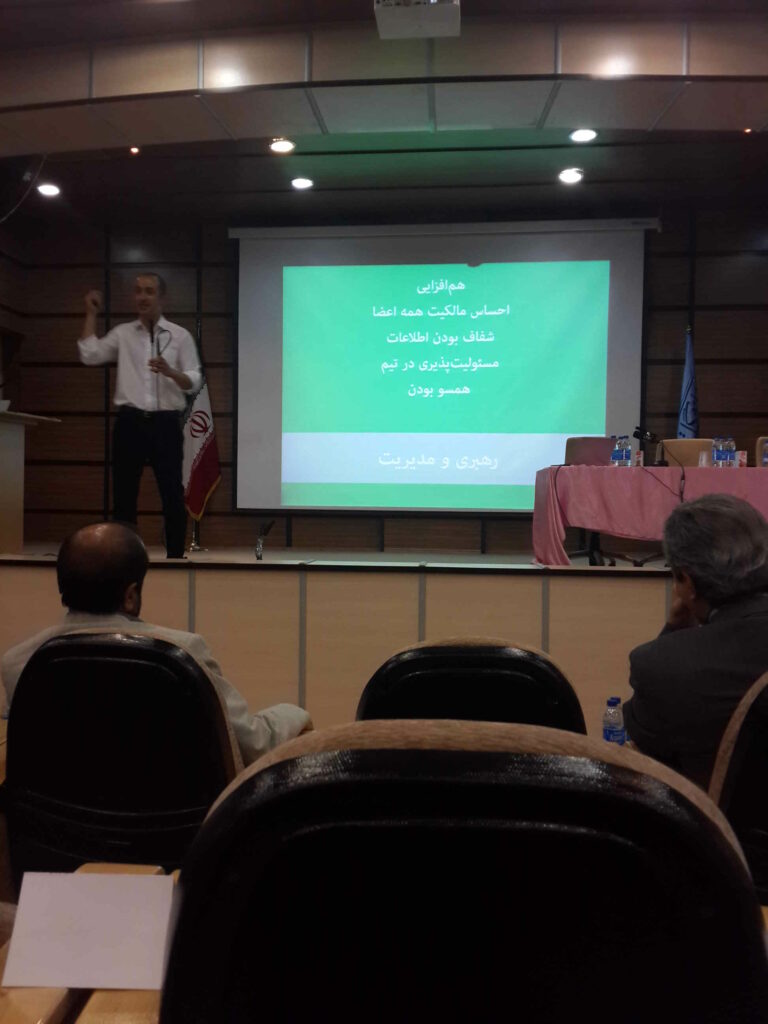 ارایه شاهین طبری در همایش کارآفرینی در بستر IT درباره موفقیت تیم چارگون