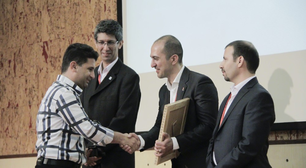 انتخاب «سازمان الکترونیکی برگزیده» در چهارمین گردهمایی سالانه مشتریان چارگون 016494