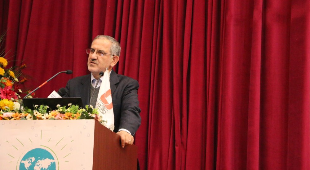 به عنوان متقاضی اینجا آمده‌ام
